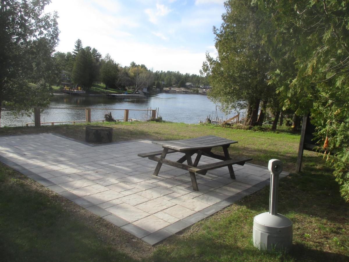 Sauble River Marina And Lodge Resort 萨波海滩 外观 照片