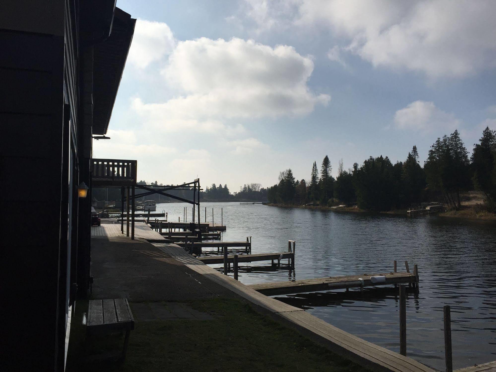 Sauble River Marina And Lodge Resort 萨波海滩 外观 照片
