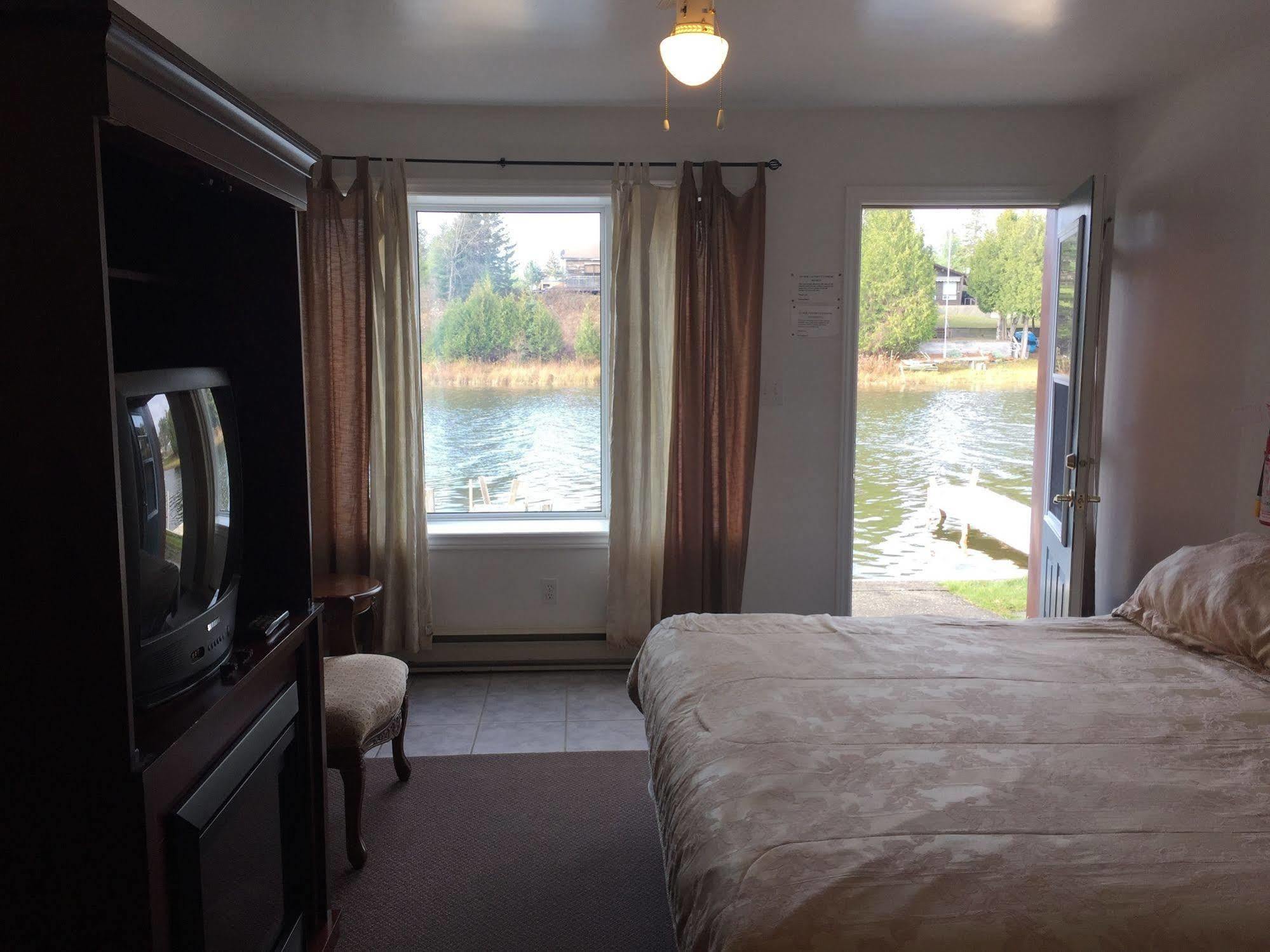 Sauble River Marina And Lodge Resort 萨波海滩 外观 照片